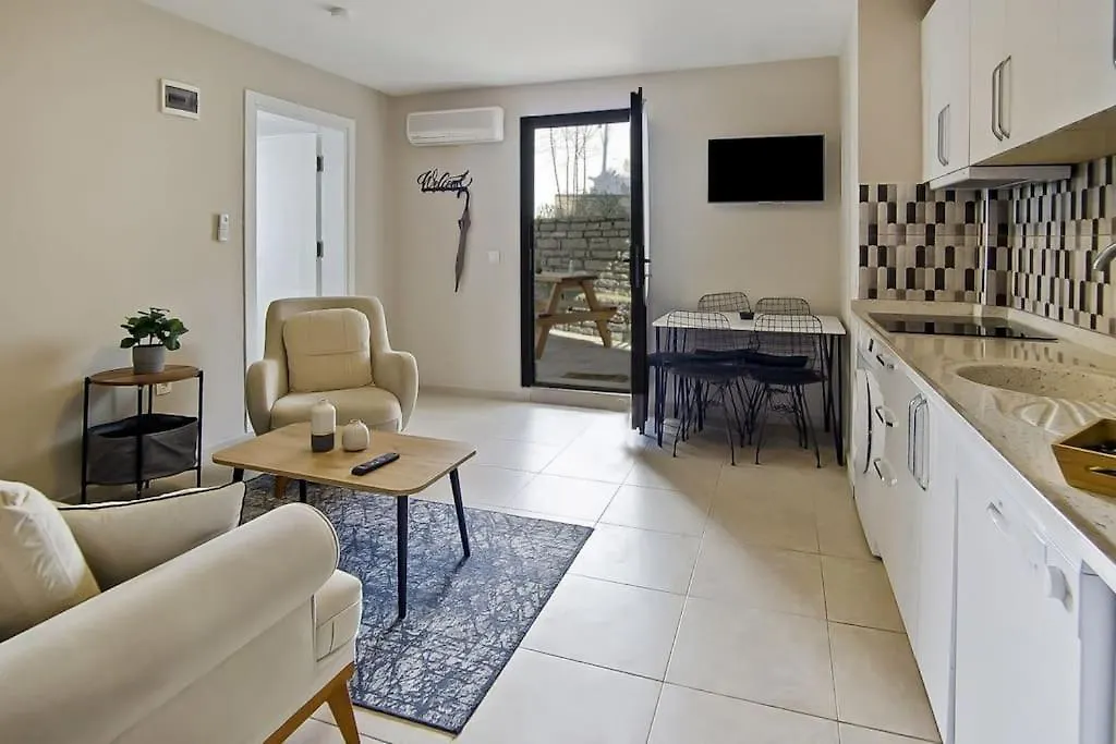 Cozy And Central Apartment With Shared Pool Near Beach In Bodrum Turcja
